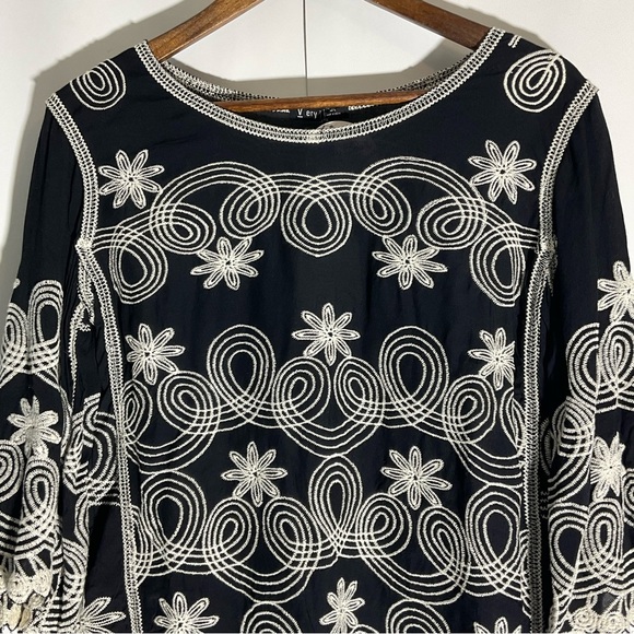 Very J Black White Embroidery Scalloped Hem/Sleeves Floral Round Neck Blouse M/L - Picture 14 of 14